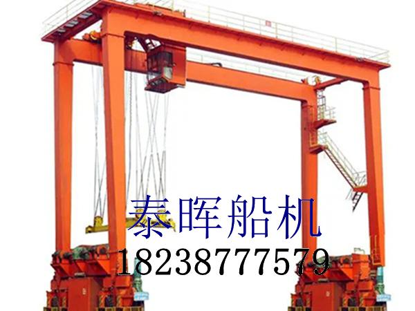 集装箱跨运车和集装箱龙门吊的行走系统差异